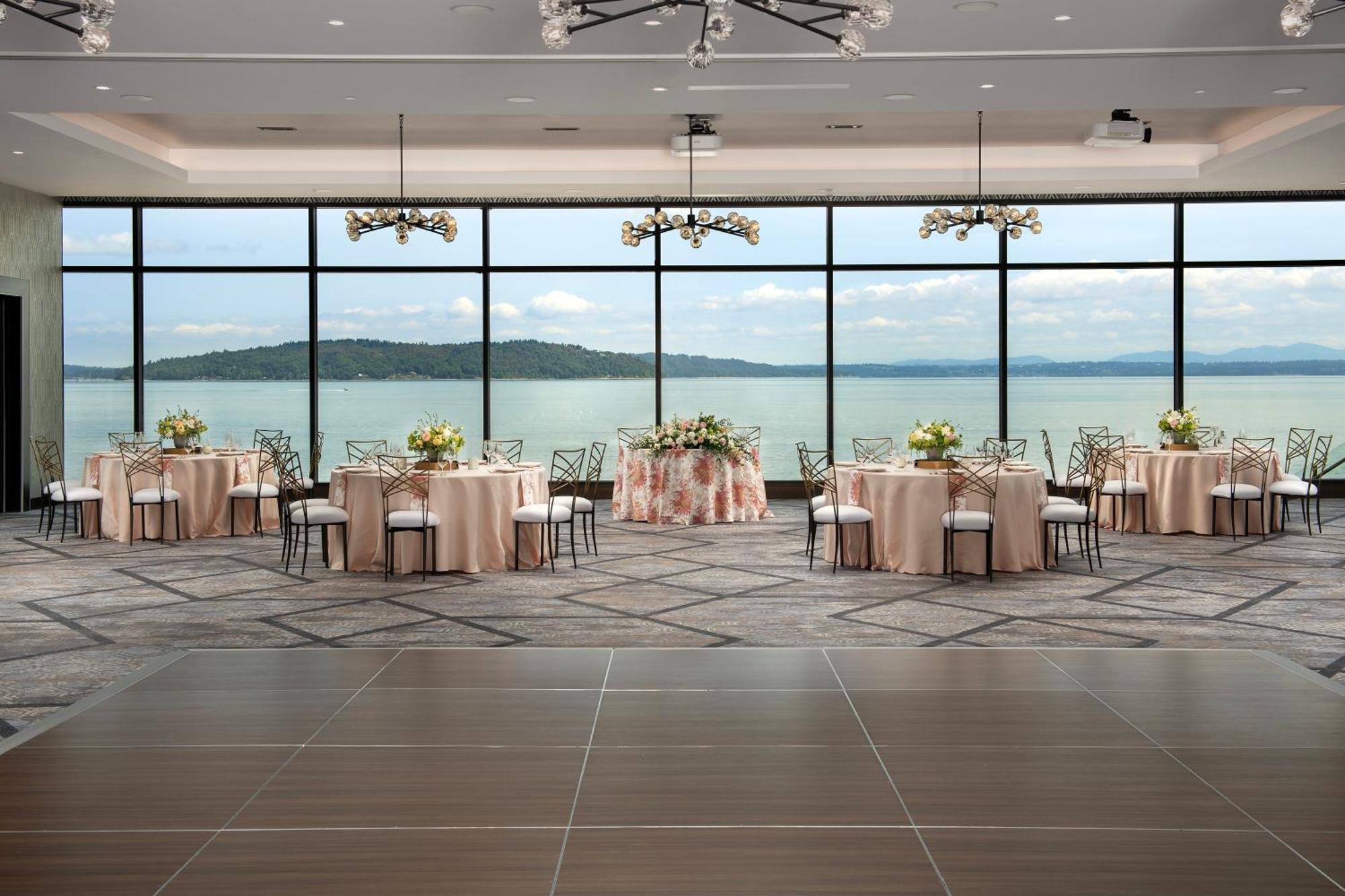 Silver Cloud Hotel Tacoma At Point Ruston Waterfront Exterior photo